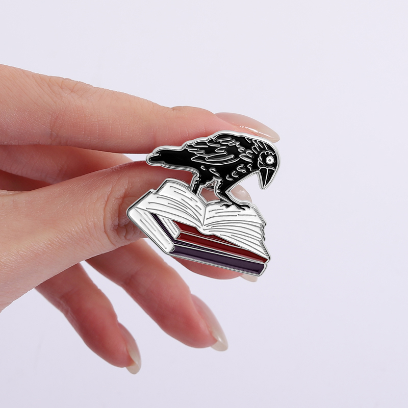 Dark Gothic Raven Enamel Pin V - Vintage Fashion Books recension och pris