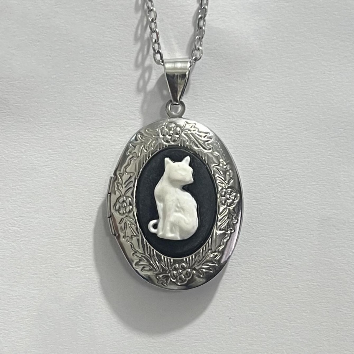 Cat relief carved necklace,Got - Vintage Fashion Books recension och pris