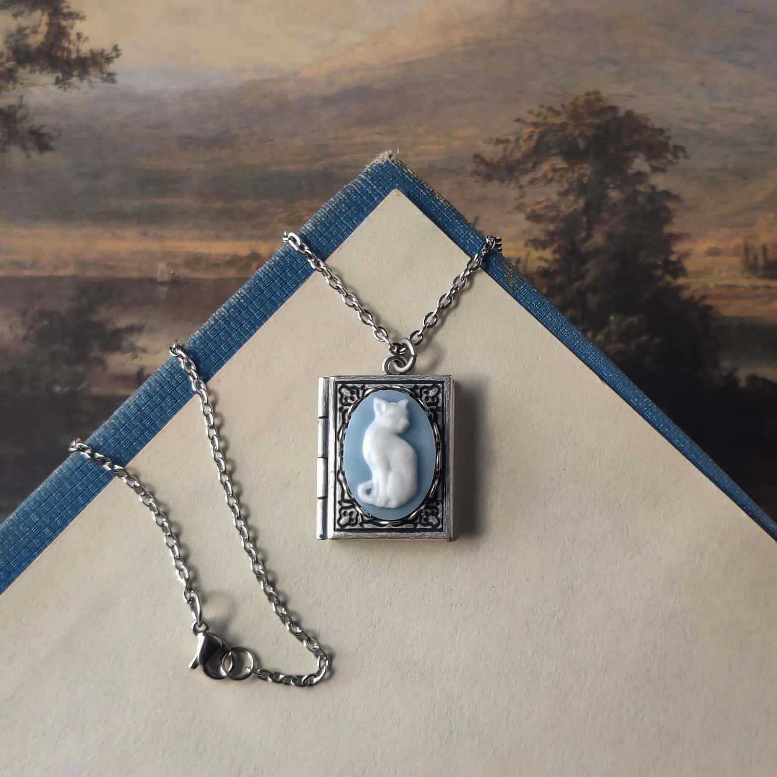 Cat relief carved necklace,Got - Vintage Fashion Books recension och pris