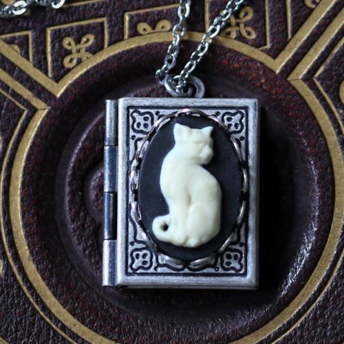 Cat relief carved necklace,Got - Vintage Fashion Books recension och pris