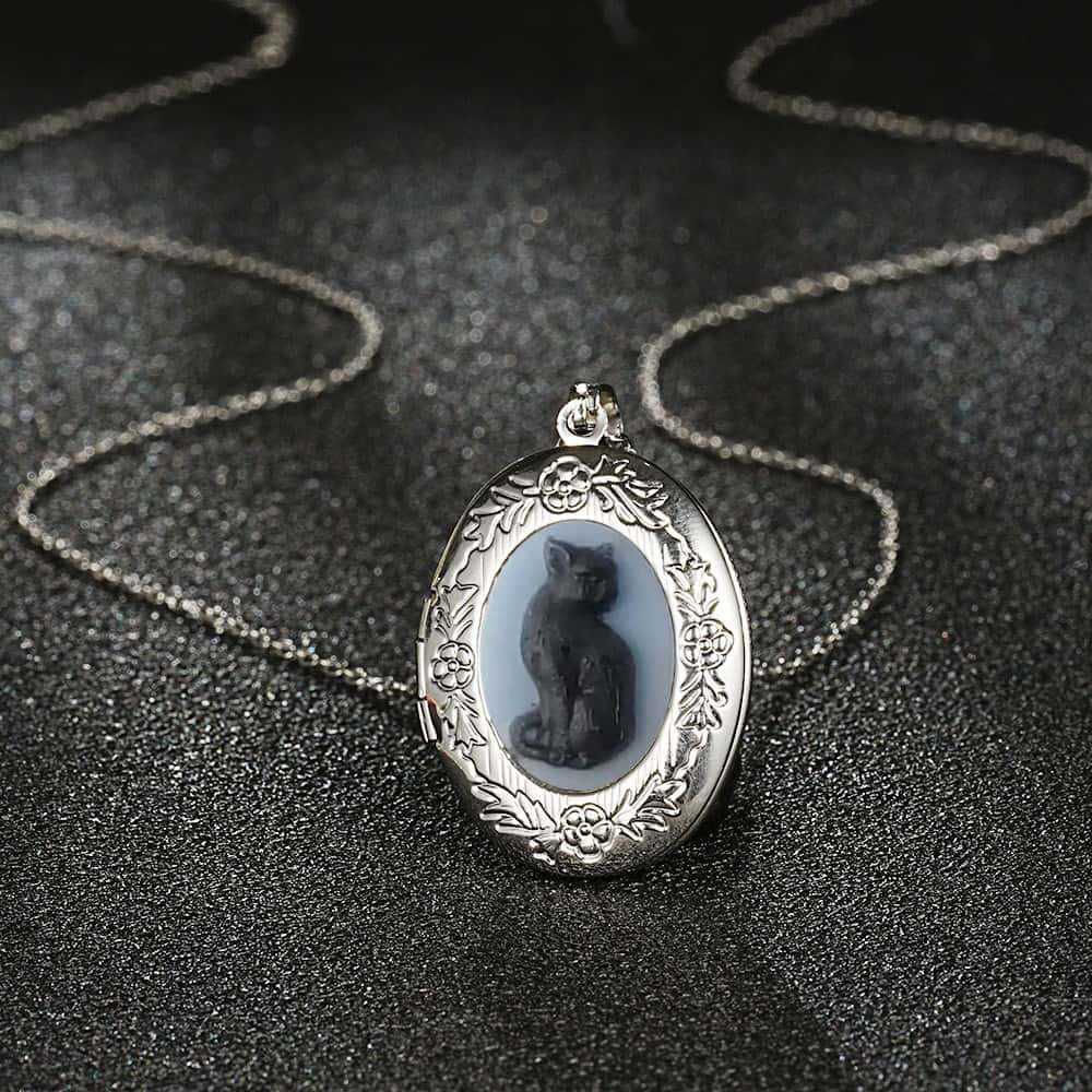 Cat relief carved necklace,Got - Vintage Fashion Books recension och pris